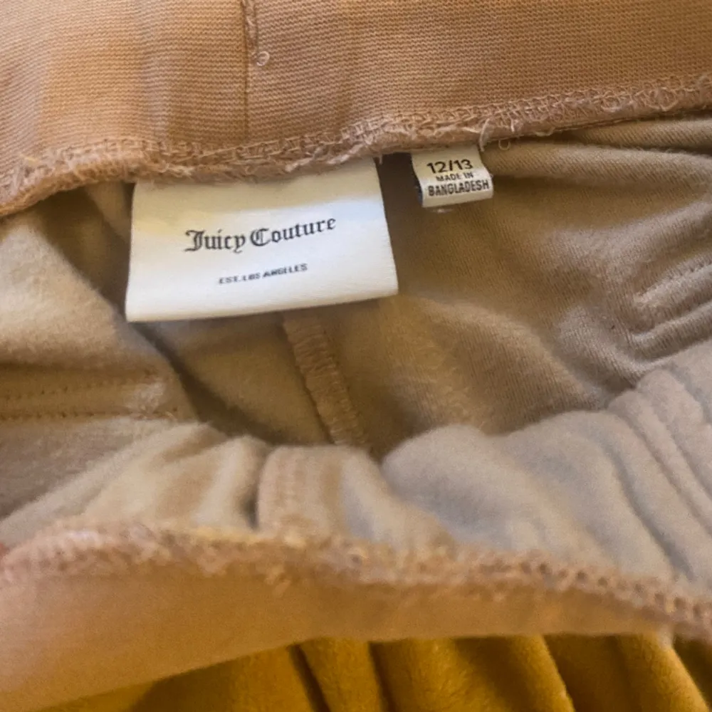 Säljer mina Juicy Couture byxor i storlek 158/164, köpta på nk. Original pris 700kr. Används ett fåtal gånger och är i bra skick, dem har dock en jätteliten rosa fläck som knappt syns, går säkert bort i tvätten.💗. Jeans & Byxor.