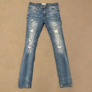 Vi säljer nu dessa riktigt snygga jeans vi Jack & Jones jeans i modellen Liam Skinny, grymt skick. Hör av dig vid frågor!