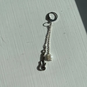 Pärla pch gitarr earring🎸🎸 - Enskilt kostar den 50kr par 100kr😍😇🤩