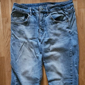 Lauren byxor  - Lauren byxor. Storlek 38 men lite små för mig. St 36 eller st 34. Mjuk. De ska vara lite skrynkliga upp till. Raka ner till. Tunna. Ej frakt. Möts i gbg, kungsbacka, malmö. 50kr 