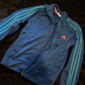 Blå adidas zip up -  Blå Adidas hoodie inget att anmärka på 
