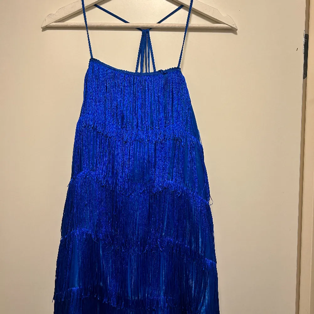 Slutsåld blå klänning med fransar från Zara i strl S!💙. Klänningar.