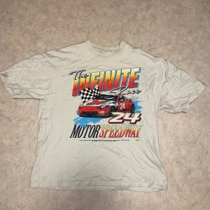 Vintage T-shirt  - T-shirt fårn FSBN mer ett fett tryck på en bil. Storleken är M oversized så passar även L. Svarar på alla frågor.