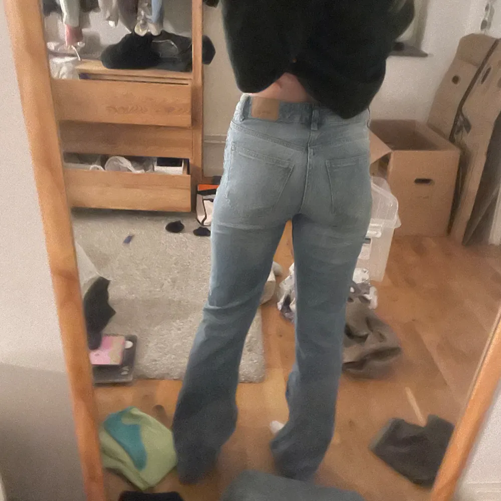 Säljer mina ”full lenght flare jeans midwaist” från Gina, storlek 34, petite. Passar folk som e runt 160 (jag är 157) Nästan helt oanvända, köpte i höstas men har knappt använts. 🥰. Jeans & Byxor.