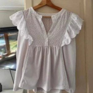 Mango topp - Super fin blus från mango, knappt använd 🌟 Säljs för att göra plats i garderoben 🩷