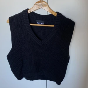 Stickad väst - Snygg svart stickad väst som inte kommer till användning. I princip oanvänd🖤