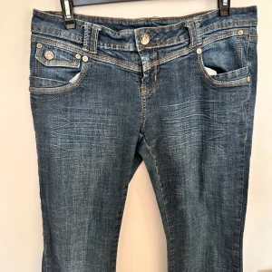 Snygga mörkblå bootcut jeans - Mörkblå, köpta från vinted men var för stora, lite stora i midjan, köpte dom för 360kr, storlek 40
