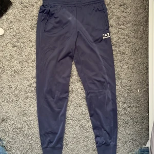 Ea7 Armani trackbyxor - Jätte fina armani byxor som är det skönaste byxorna jag ägt men har växt ur dem, sparsamt använda och i ett perfekt skick 10/10, köpta hos jd sports  Kan kombineras med tröjan till för 400 kr för båda!