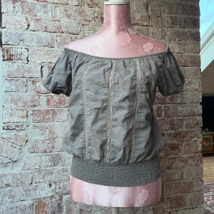 Blus - Off shoulder blus som även går att ha som en vanlig🩶💚