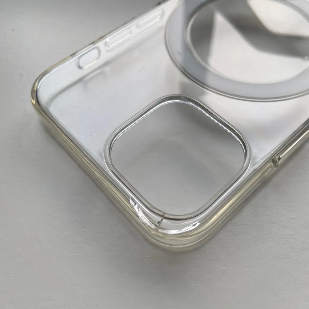 Säljer ett fullt fungerande MagSafe skal till iPhone 13 mini. Skalet har en spricka (se bild) men inget man stör sig på. Priset är anpassat efter skicket! Nypris: 799kr. Accessoarer.