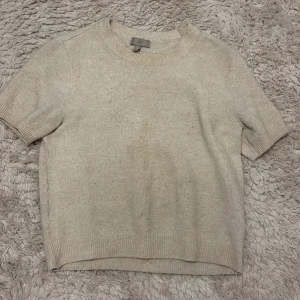 Stickad t-shirt - Ganska väl använd stickad t-shirt men fortfarande skön och fin. Passar typ S-M