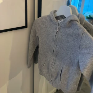 Little goat sip hoodie - Jätte snygg kashmire little goat sip hoodie som är ifrån soft goats barnavdelning men dem har slutat med den nu❤️ Den har också gått sönder lite längst ner på dragkedja❤️Storleken är 134-140 men den har krympt så den är typ 129-134 nu❤️❤️