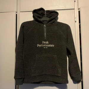 Peak performance  - Storlek 150 men passar folk som är 155 med. Nypris 1200 men säljer den för 499