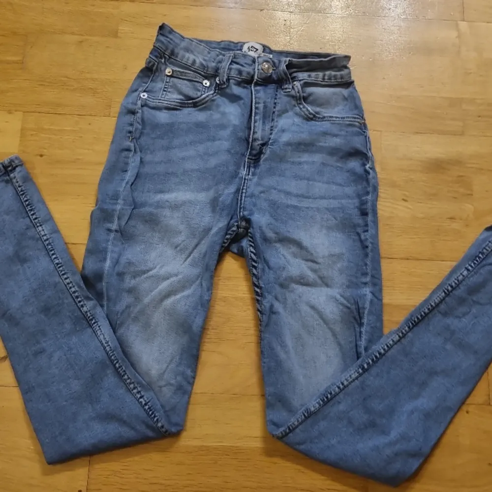 Ett par blå skinny jeans från lager 157 ❗️byxorna har ett k skrivet  på lapppen inuti byxorna BILD❗️ 3❗️. Jeans & Byxor.