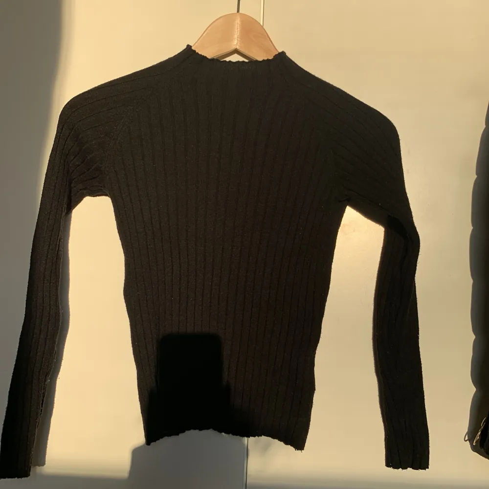 Säljer en fin svart tröja som nästan är helt oanvänd! Säljer då den är i fel storlek för mig, men den skulle sitta jätte bra på nån annan!💕Pris kan diskuteras!. Tröjor & Koftor.