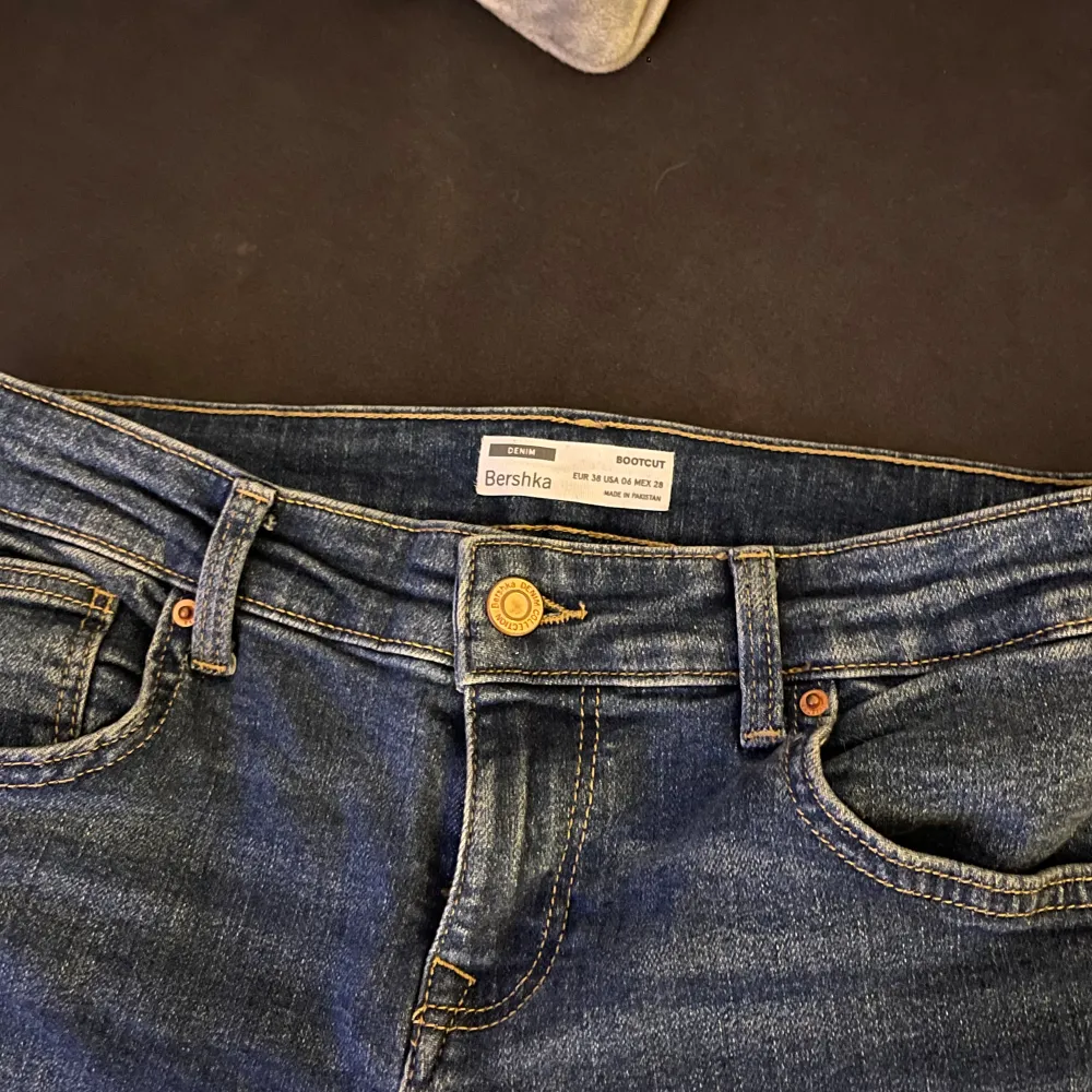 Mörkblå jeans ifrån bershka, dessa är i strl 38. Aldrig använda då de är för stora för mig. Jeans & Byxor.