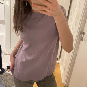 Jätte fin lila t-shirt  - Jätte fin ljus lila t-shirt som är perfekt till sommaren! Är i s men är lite oversize. Säljer eftersom jag ej använder offta. Köpte för 150kr säljer för 70kr