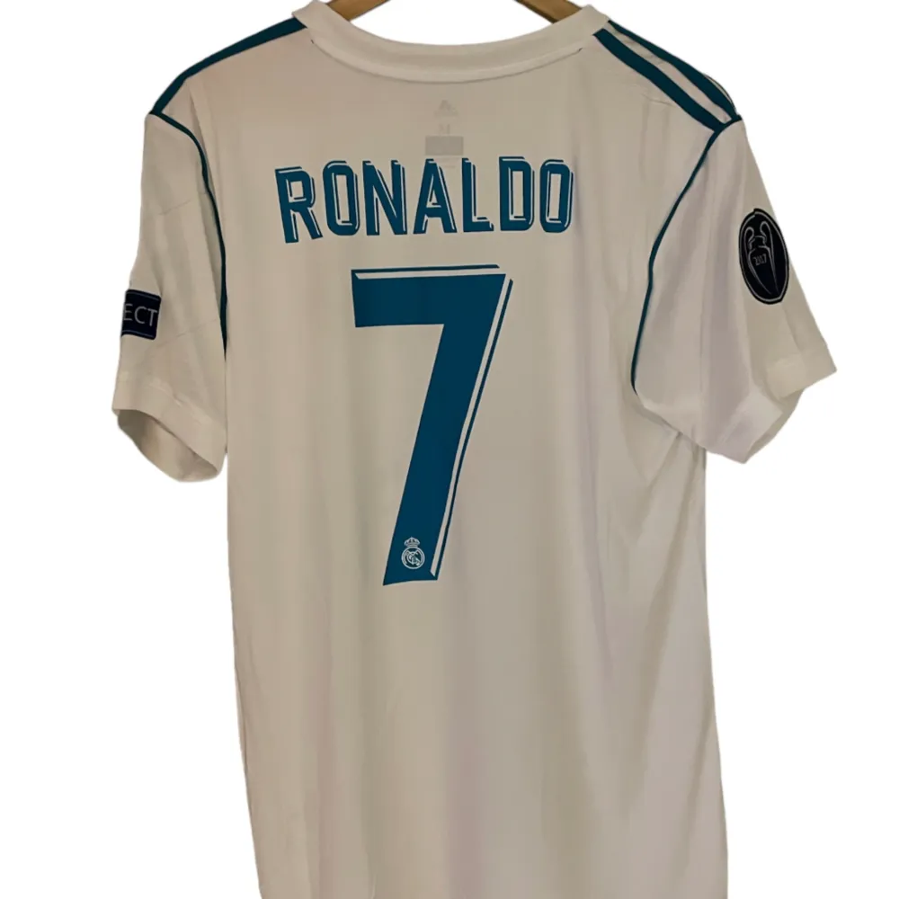 Ronaldo Champions League tröja med alla Champions League loggor.  Final versionen 2018. T-shirts.