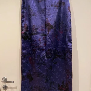 Satin maxi kjol - Maxi, low waist, open one leg. Aldrig använd, ej stretchig material