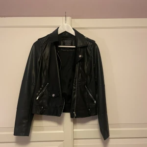 Skinnjacka - Skinnjacka, aldrig använd storlek 164 men funkar som en xs/xxs