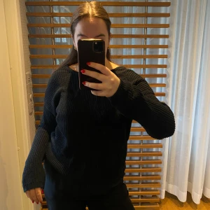 Stickad tröja  - Svart stickad tröja från NA-KD med djup rygg. Normal i storleken, nyskick. 