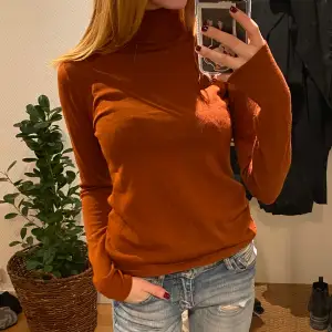 Orange/typ rost färgad turtleneck från okänt märke i okänd storlek, skulle säga xs/s då den inte är jätte stretchig i tyget, väldigt skön att ha på sig , påminner mig om Velma från Scooby Doo🫶
