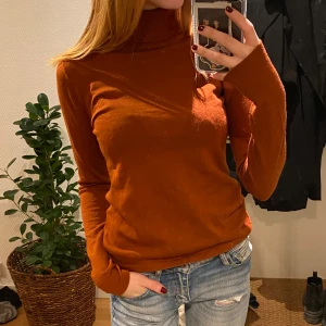 Orange turtleneck  - Orange/typ rost färgad turtleneck från okänt märke i okänd storlek, skulle säga xs/s då den inte är jätte stretchig i tyget, väldigt skön att ha på sig , påminner mig om Velma från Scooby Doo🫶
