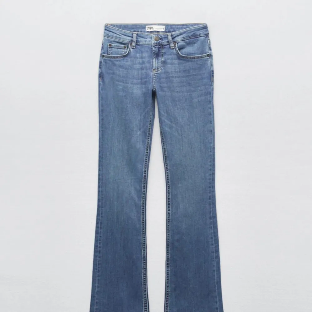 Blåa bootcut jeans från zara!! Storlek 36, superbekväma 🤩. Jeans & Byxor.