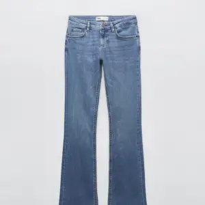 Blåa bootcut jeans från zara!! Storlek 36, superbekväma 🤩