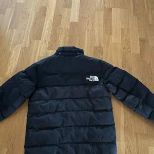 Hej! Nu säljer jag min north face jacka som har blivit lite liten, köpte den förra vintern och har inte använts särskilt mycket. Sick 9/10. Storlek xs, har ni frågor är det bara att skriva.