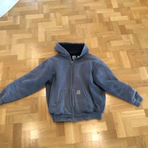 Carhartt zip up - Skick: Vintage, små färgfläckar vilket dock gör den snyggare Storlek: M