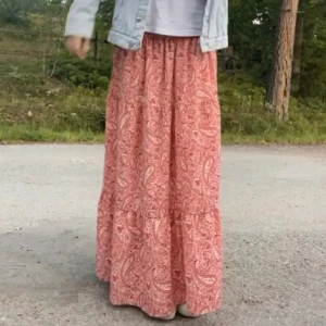 Långkjol zara - Säljer denna super populära och slutsålda långkjolen ifrån zara!! Den är i fint skick och har bara använt den ett fåtal gånger (bilderna är lånade förutom sista och den ser mörkare ut än vad den är på den bilden)🧡❤️💗 tryck ej på köp nu utan at fråga!!