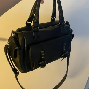 Väska  - Så snygg väska köpt här på plick! Använd fåtal gånger av mig, super bra skick❤️