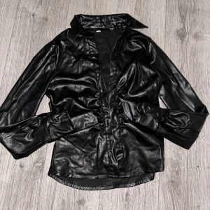 Skinn skjorta  - I storlek M 