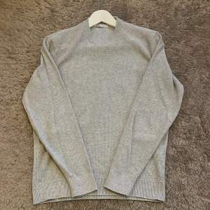 Tja säljer en nästan helt oanvänd grå tröja från zara, inga defekter, 9,5/10 skick. Storlek s men passar xs. Skriv vid fler funderingar🤝