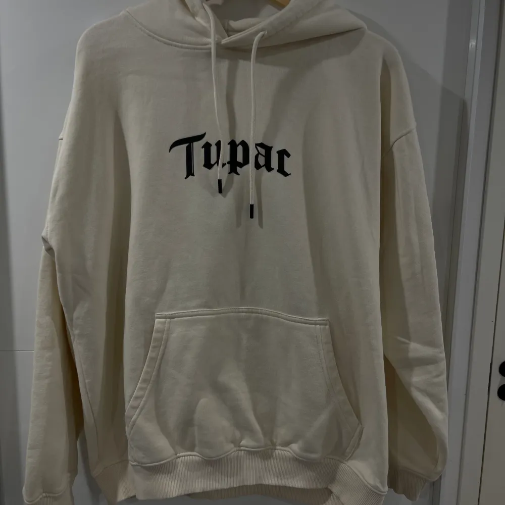 Tupac hoodie Storlek M Skick 10/10 ( använd ett par gånger ) Kom PM för mer information!. Tröjor & Koftor.