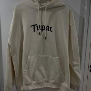 Tupac hoodie Storlek M Skick 10/10 ( använd ett par gånger ) Kom PM för mer information!