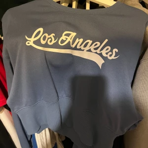 Croppad sweatshirt - Säljs då den ej används. 