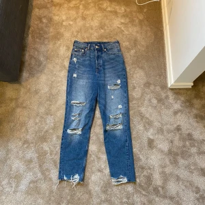 Jeans - Blåa jeans med hål och slitningar, fint Skick!💙🩵