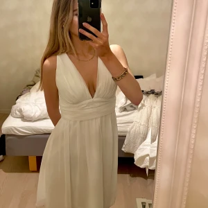 Klänning - Söt klänning från Nelly. Passar perfekt till sommaren eller studenten🌸🌸 Högsta bud är 250🫶🫶 Köparen står för frakt!