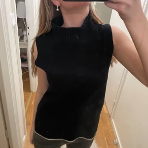 Stickad tröja utan ärmar - Stickad topp med krage inga ärmar från zara storlek S