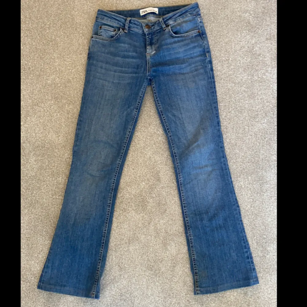 Säljer dessa super fina jeans från zara då jag inte använder dom längre dom är i bra skick  Har sytt up jeansen hos en skräddar så dom passar mig som är 158cm . Jeans & Byxor.