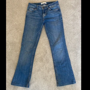 Zara jeans  - Säljer dessa super fina jeans från zara då jag inte använder dom längre dom är i bra skick  Har sytt up jeansen hos en skräddar så dom passar mig som är 158cm 