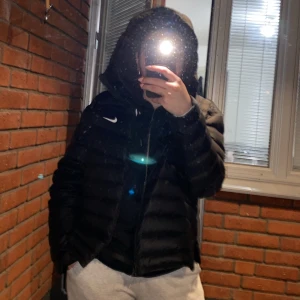 Jacka - En tunn men varm vinterjacka, kan även användas som höst/vårjacka, den är i nyskick och har används under ungefär 1 månads tid, säljer nu jackan för jag fick en ny i födelsedagspresent. Jackan är köpt för 1700kr på stadium, pris kan diskuteras. 