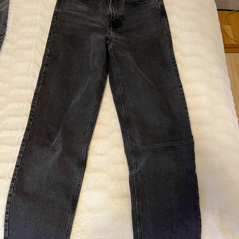 Svart/grå jeans ifrån weekday, väldigt fin passform, sitter lite tajtare vid lår och rumpa och är lite mer raka vid benen. Säljer då jag växt ur dom. . Jeans & Byxor.