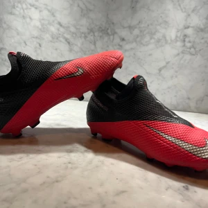 NIKE PHANTON GX - Skorna är i fint fint skick 9/10 köpt för ungefär 1000 kr 