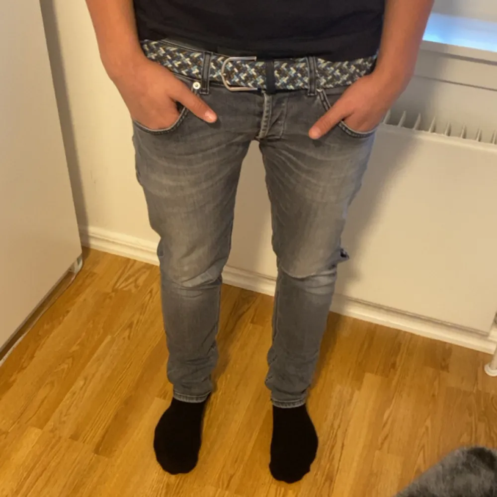 Tja, säljer dessa sjukt snygga dondup jeans. Köpta för ungefär 3400kr säljs för 999kr. Cond: 9/10! Hör av er om ni har några frågor elr funderingar!. Jeans & Byxor.