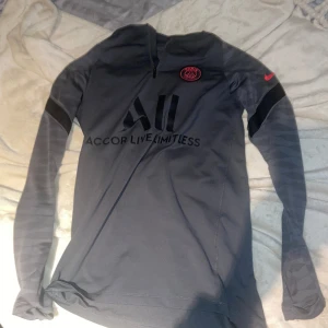 PSG Track Suit - Paris Saint Germain Track Suit tröja i bra skick, inget slitet förutom storleks texten i där inne i tröjan. Tröjan är köpt på JD sports. Tröjan är storlek S och sitter hyfsat tight den fungerar även som storlek M pga att den är stretcig.