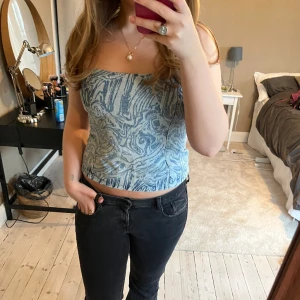 Denimtopp - Supersnygg korsettopp i denim💛 omsydd i ryggen för att passa M (syns på sista bilden)