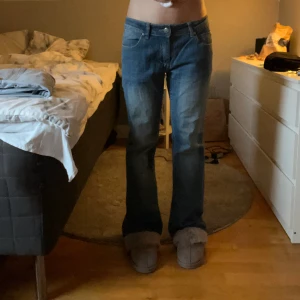 Lågmidjade bootcut jeans - Lågmidjade jeans köpta på Vinted. Passade tyvärr inte mig i midjan. Skulle säga att dom är en storlek 38 då dom är förstora för mig som brukar ha 34 eller 36. Knappen är en gnutta lös men funkar utmärkt att knäppa. Inga övriga defekter💙